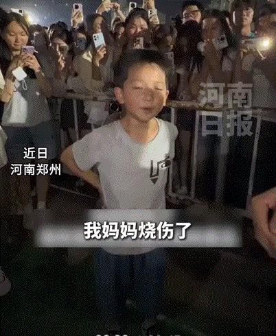 这孩子将来必成大器！6月30日，郑州街头，一个8岁小男孩站在人群中间，落落大方地