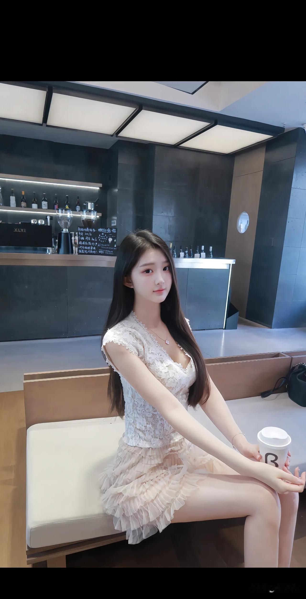 玉女坐长凳，静待佳人归。