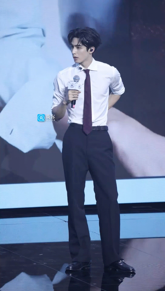 谁来教教宋威龙怎么戴脸链还好他脸够帅，不然这戴法早被群嘲了，现在大家只能边笑边