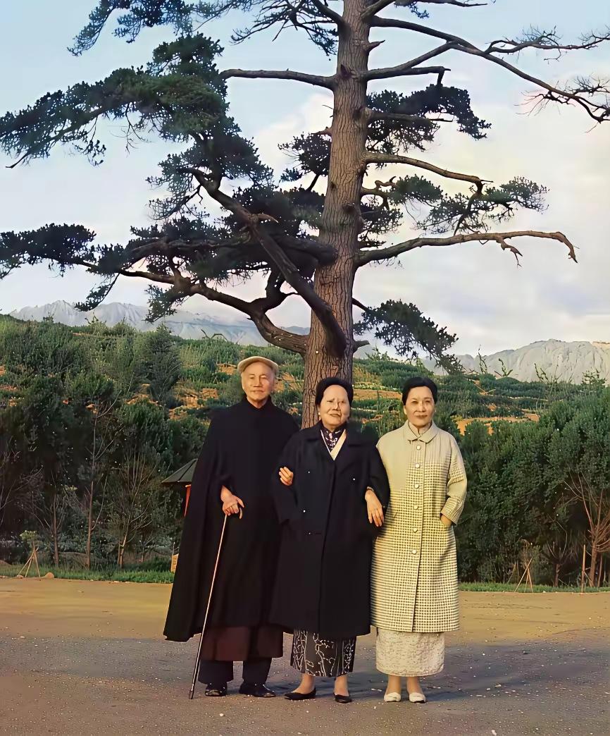 这是一张很有意思的老照片。照片拍摄地点是位于台湾省台中市的黎山。照片