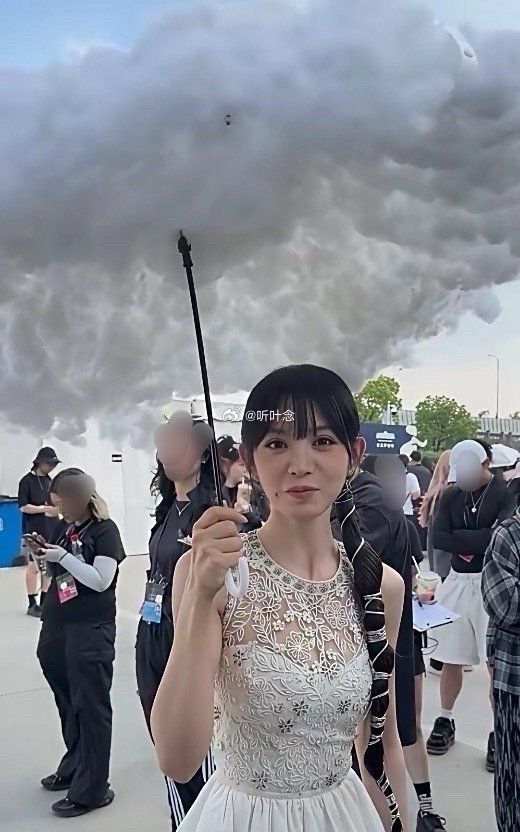 田曦薇这个雨伞有点意思呀​​​