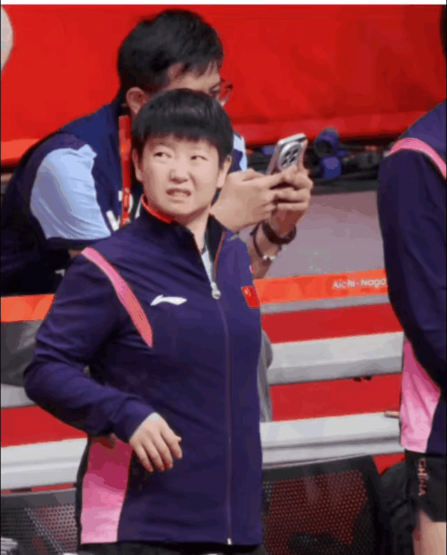莎莎就是太嘴硬，明明已经痛到抬不起胳膊，却愣是装出一副云淡风轻的模样，莎