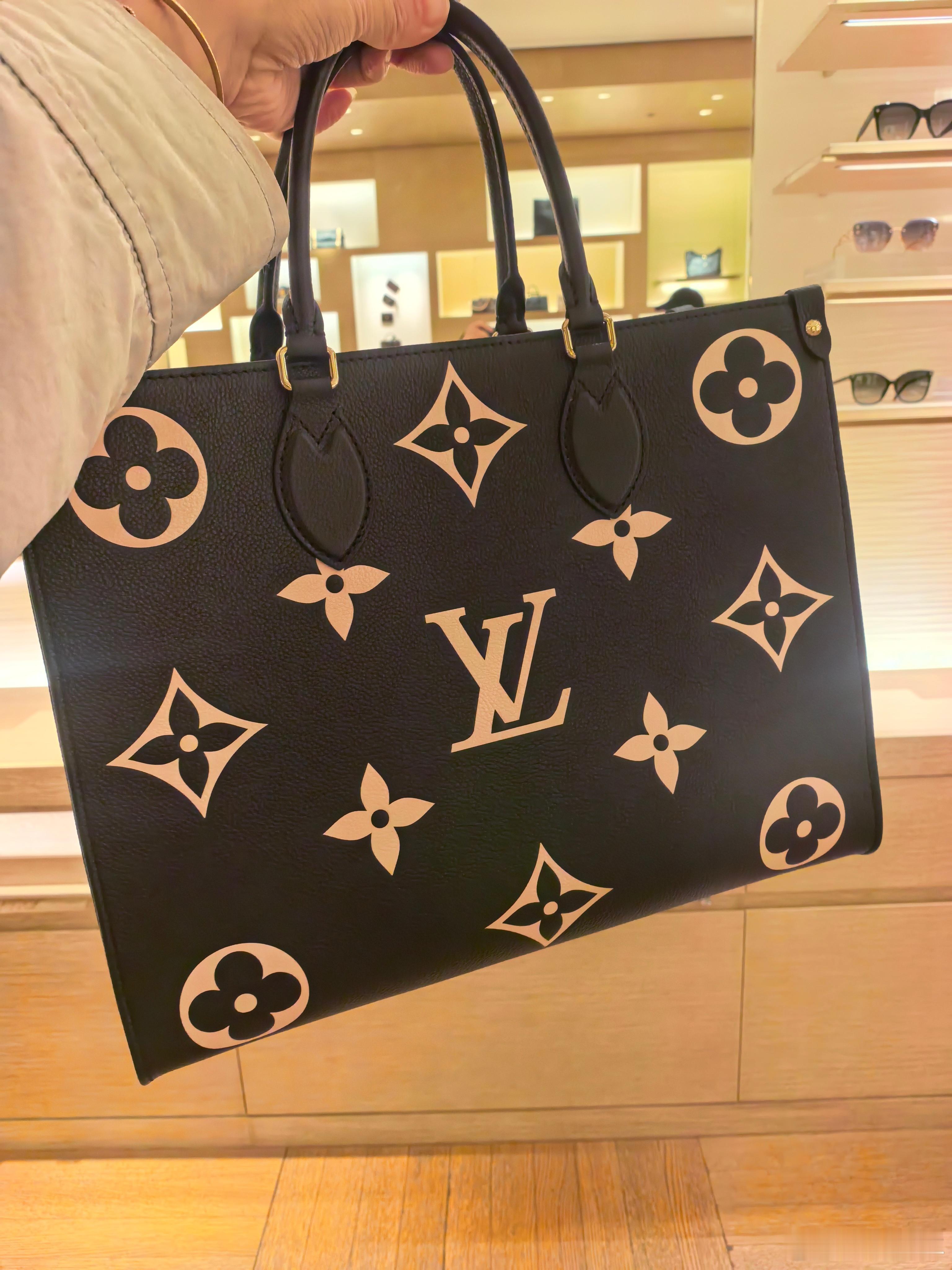 到LV采购一下你们看看哪个包包最适合我？