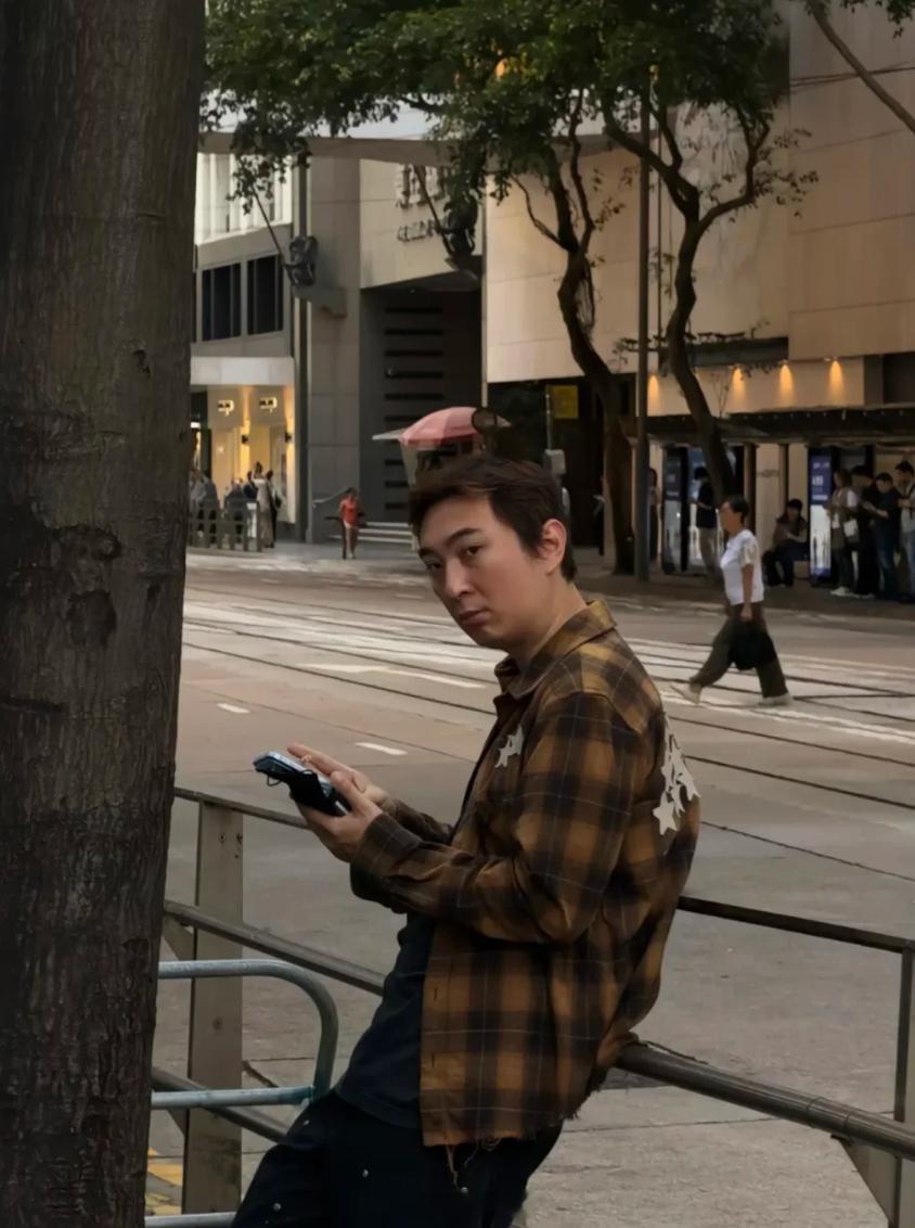 曾经的中国首富之子，王思聪。王健林的财富在巅峰时期曾高达约2200个小目标，今