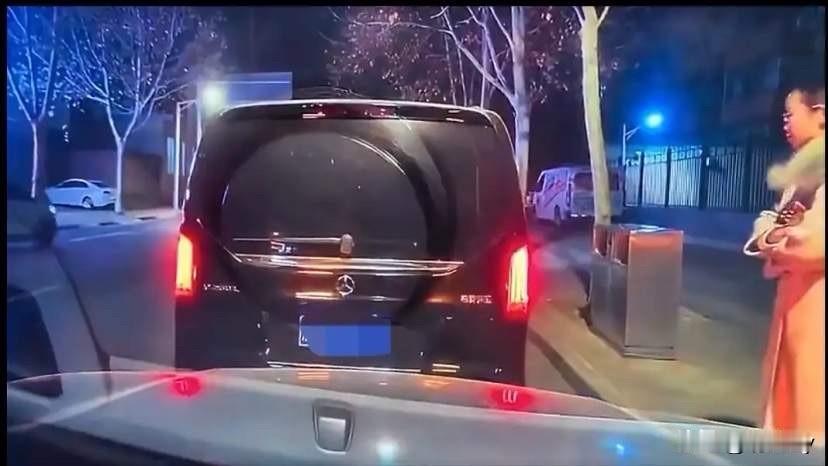 某条马路上，两名女司机因为一点小的冲突，在等待交警来的过程里，奔驰女司机打开后备