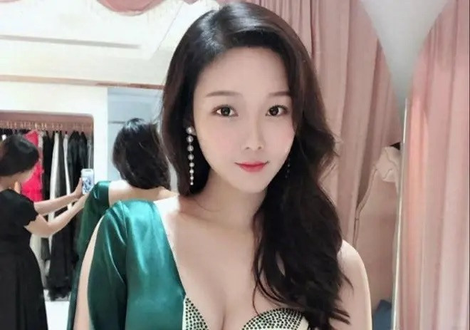 虽然“逝者为大”，应该嘴下留情。但网红“雅典娜”（原名孔丽梅）的面相实在是太薄了