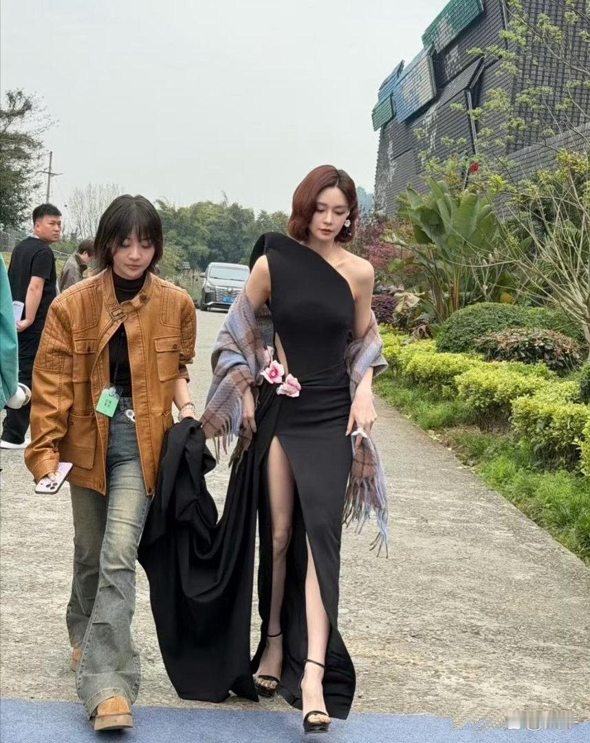 沈梦辰现身四川被偶遇，黑色高开叉长裙尽显高挑身姿，肤白貌美，气质绝佳。