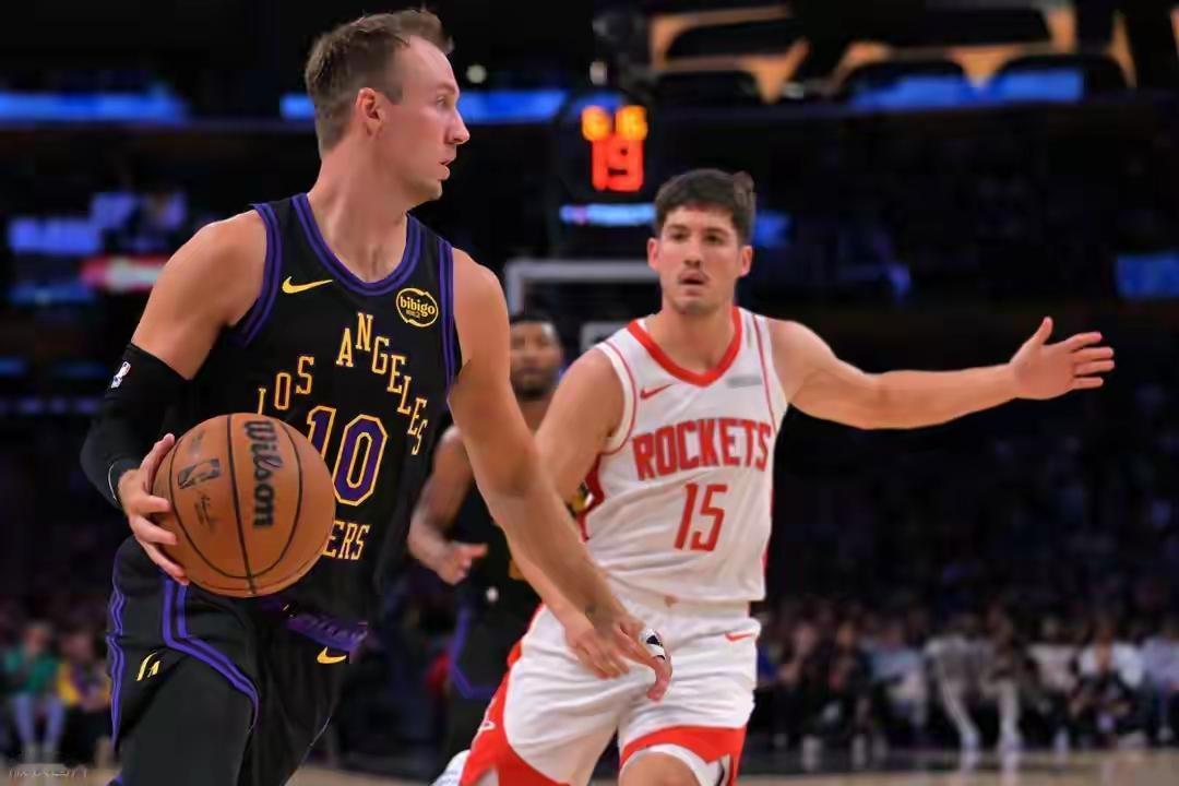 里弗斯的大合同一点也不稳之前里弗斯觉得詹姆斯影响了自己的合同毕竟一名老将薪资