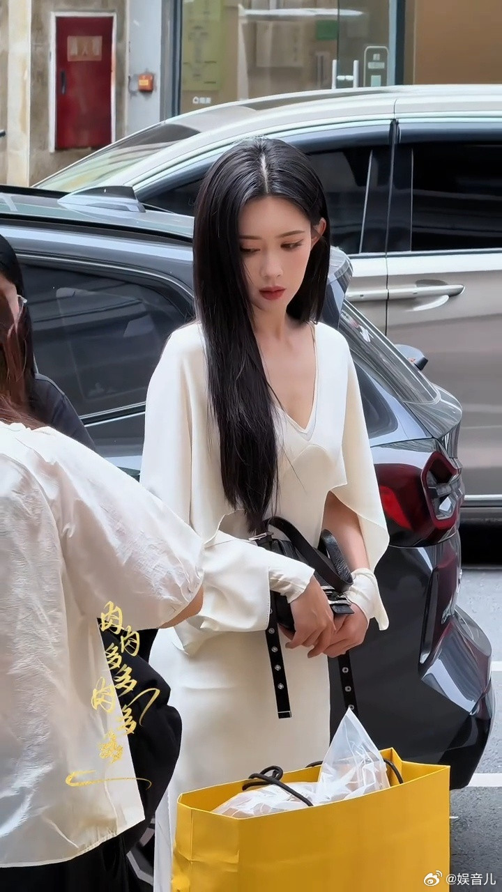 孟子义黑长直千金感发现第一个把黑长直和白裙搭配给孟子义的人绝对是天才！没有繁杂