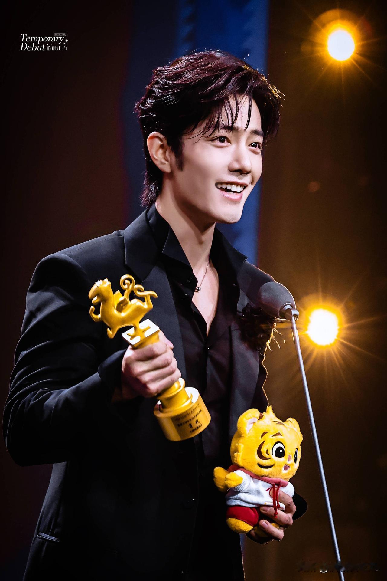 肖战彻底拉开与杨紫的距离昨晚凭借《闲得谨制》拿下自己的第一个影帝，去年凭借《藏