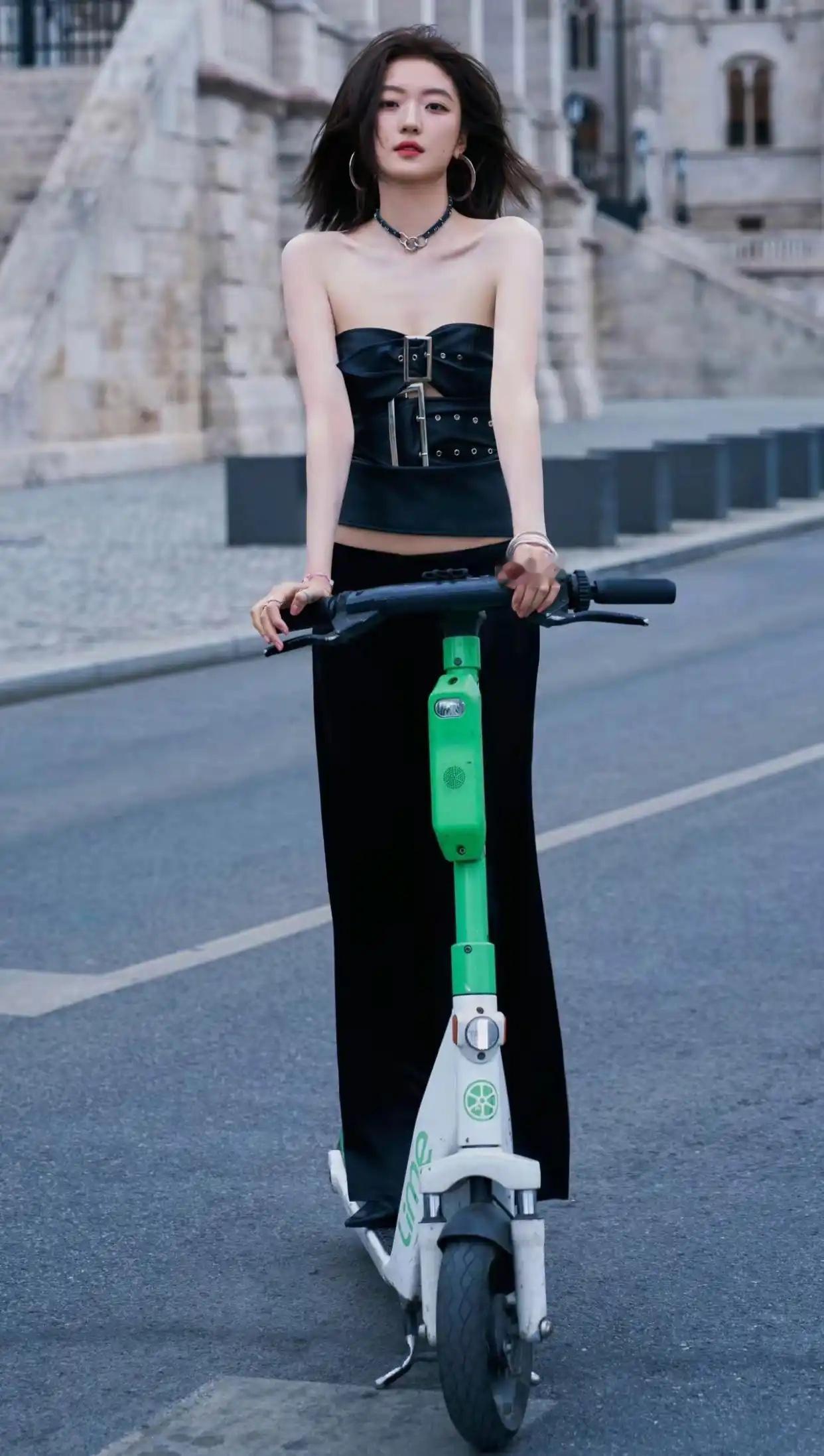 都市酷女孩，骑上绿色小电驴，自由穿梭在石板路上！🚴‍♀️💃