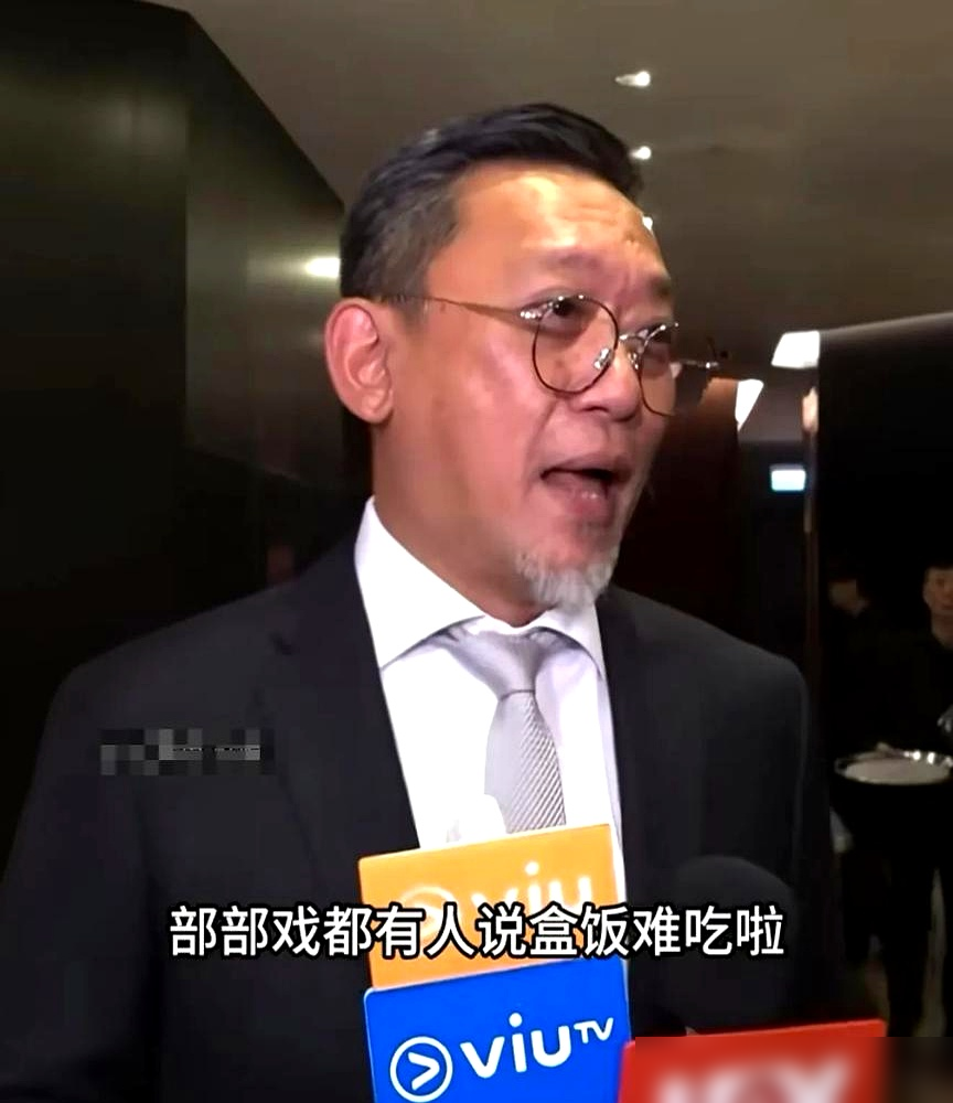 吴彦祖被逼到自己带饭，全剧组投诉都没用，结果导演一开口就露馅了。拍《九龙城寨之终章》，吴彦祖公开吐槽