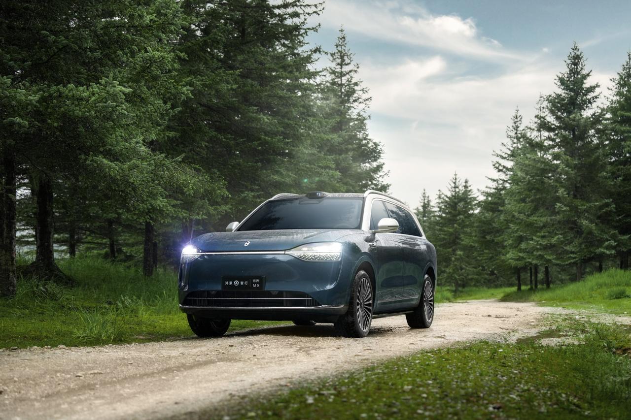 问界M9卖的不只是车，是社交货币最近看了“问界M9星光之夜”，台下坐着洪灏、罗