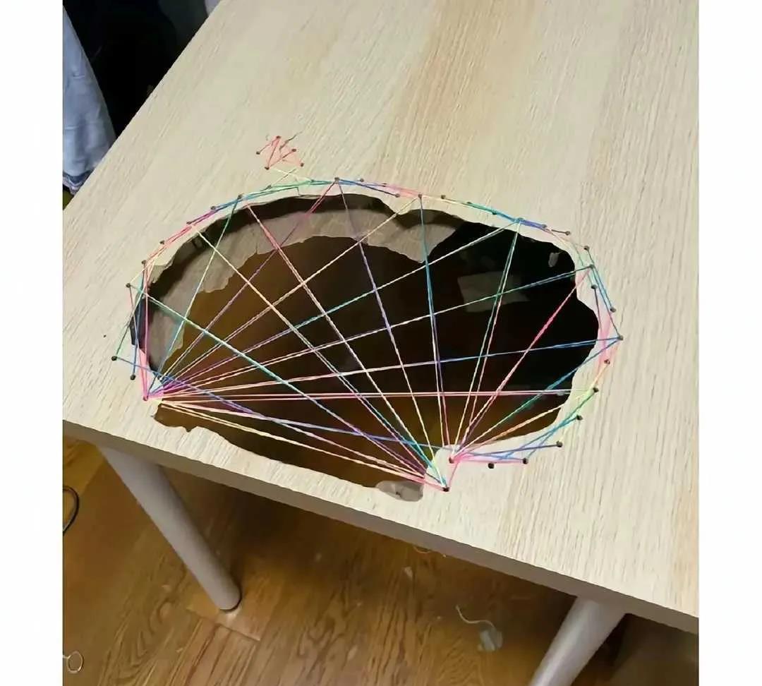 姐姐的书桌被弟弟弄坏了