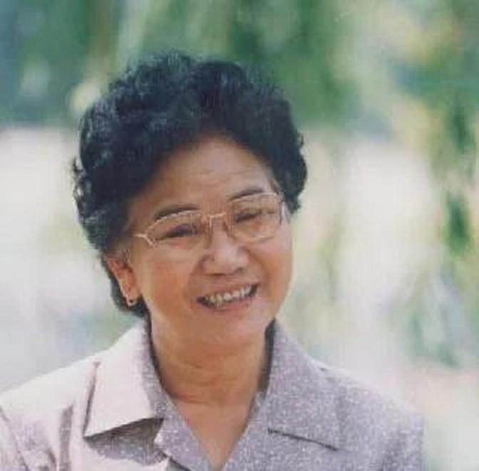 1964年，赵丽蓉的丈夫盛强去世，赵丽蓉才36岁，大姑姐撮合赵丽蓉嫁给小叔子盛弘