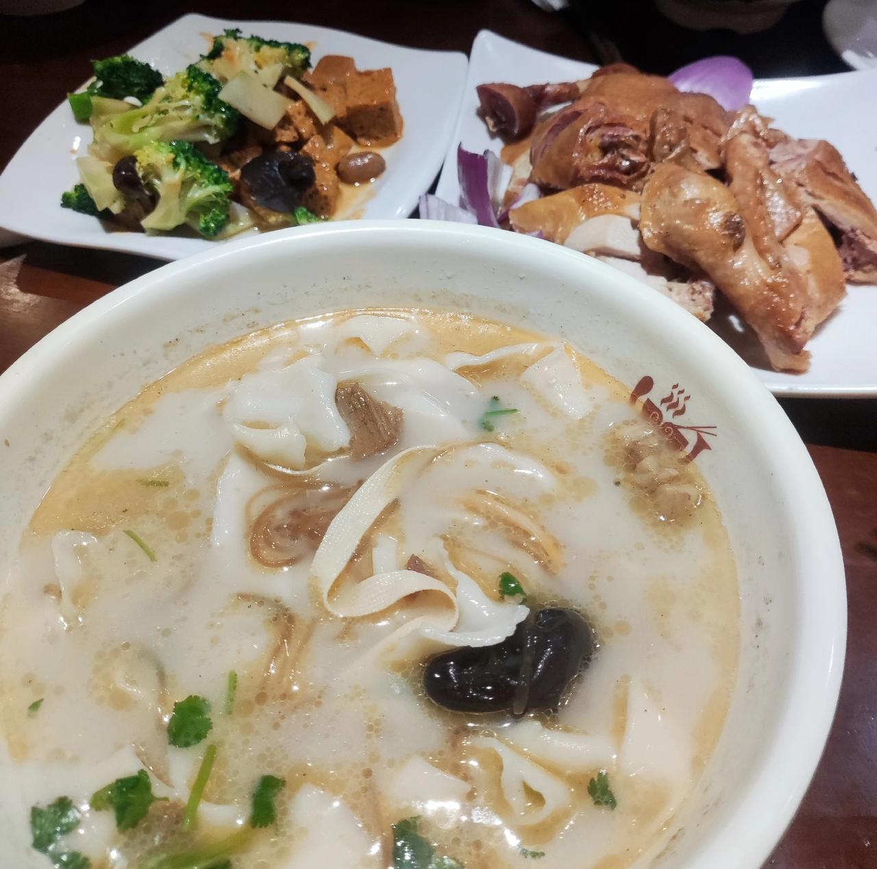 都说来郑州可以不吃胡辣汤，但一定要吃碗烩面。上周郑州出差，刚好酒店附近有家烩面