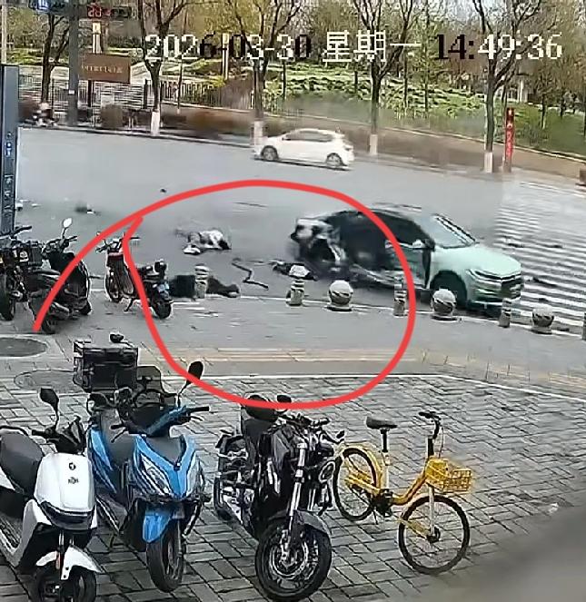 西安被轿车飞速相撞，从出租车里甩出来3个人，两大一小，疑似一家三口，1死2伤，你