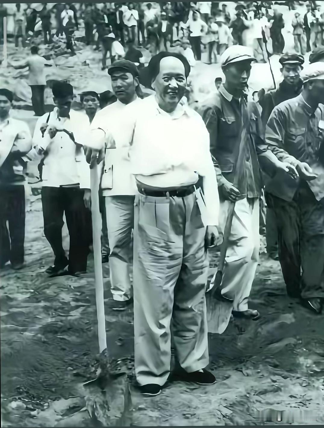“不论什么大官，主席也好，总理也好，都应该以普通劳动者的姿态在人民中间出现，使工