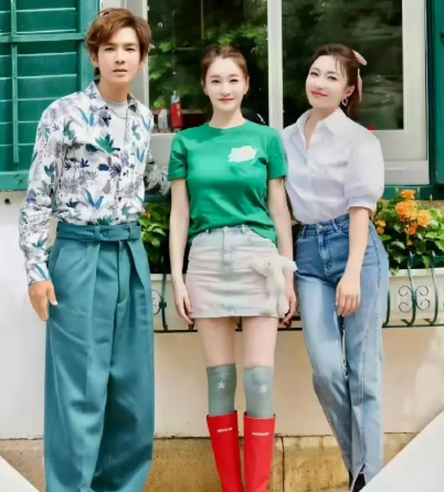 李小冉早期图，不愧是北舞毕业的，肤白又貌美