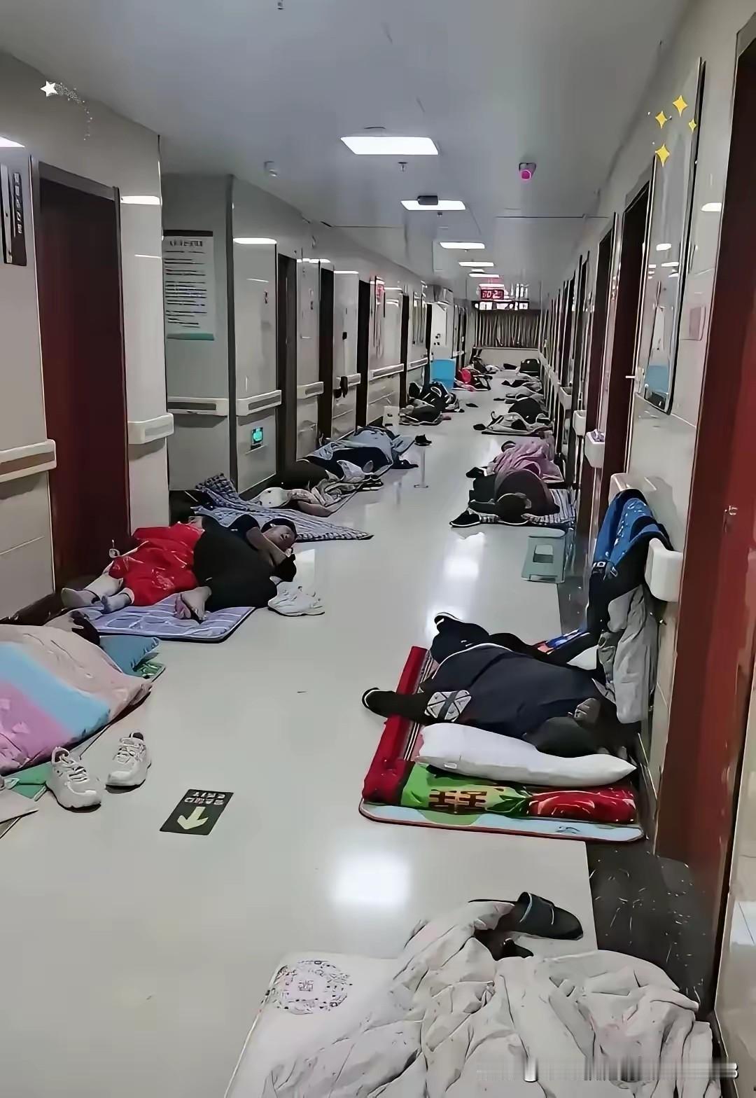 泪目！武汉，医院住院部走廊贴出一张新通知：家属可以铺垫子过夜，早上收好不影