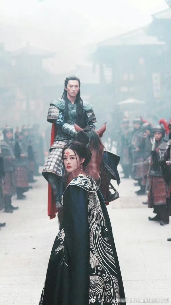 隔空掀桌就何润东那种纯糊了的有用因为能找点存在感有点儿热度李沁还是女主卡隔空掀桌