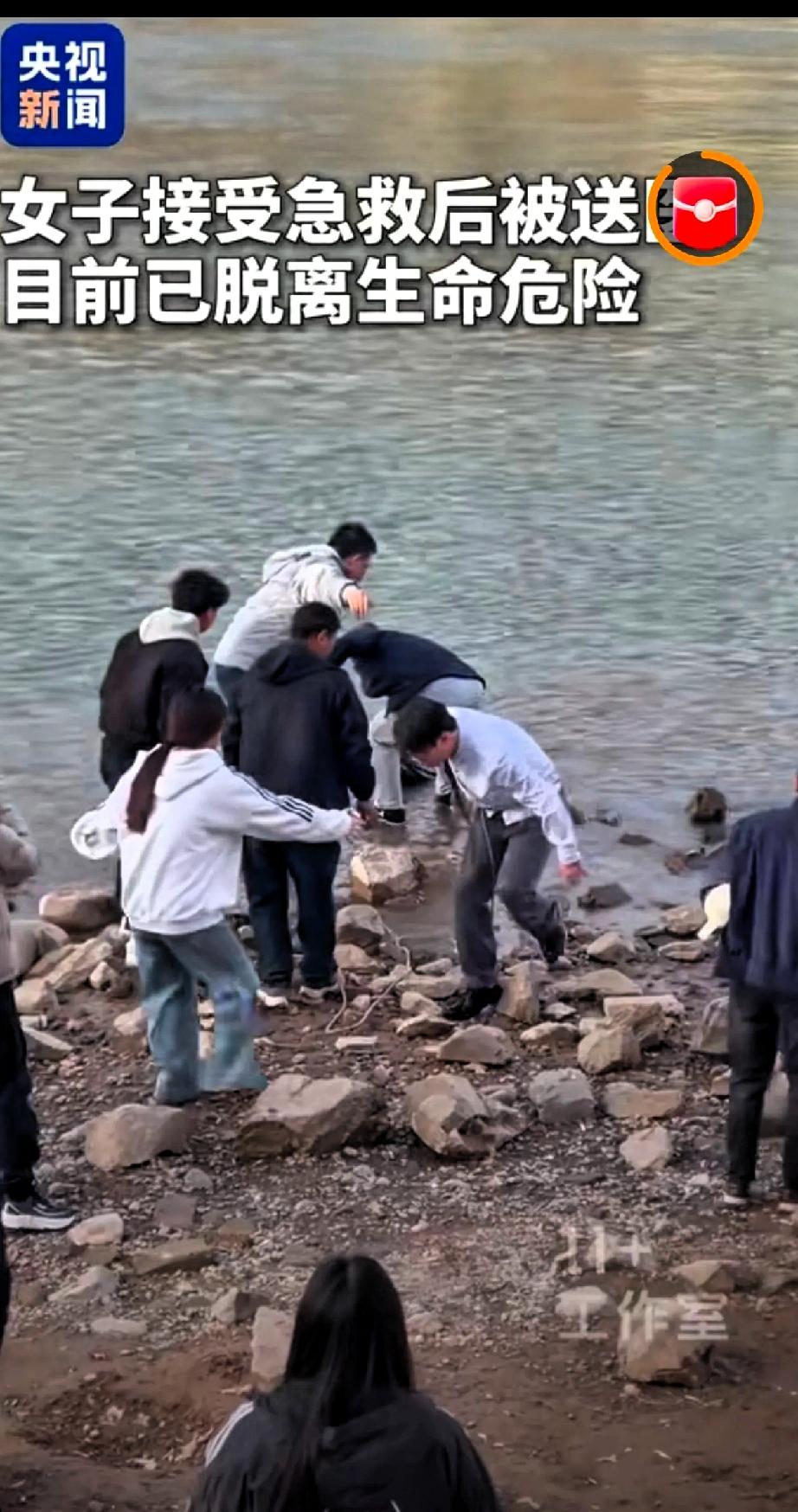 兰州这几天的黄河水，光看着都觉得骨头缝里冒凉气。当时一名女子落入水中，被水