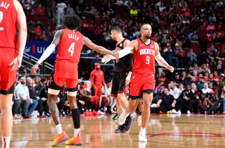 范弗里特因为受伤导致赛季报销。而有NBA记者谈到了火箭队的现状，他表示上赛季范弗