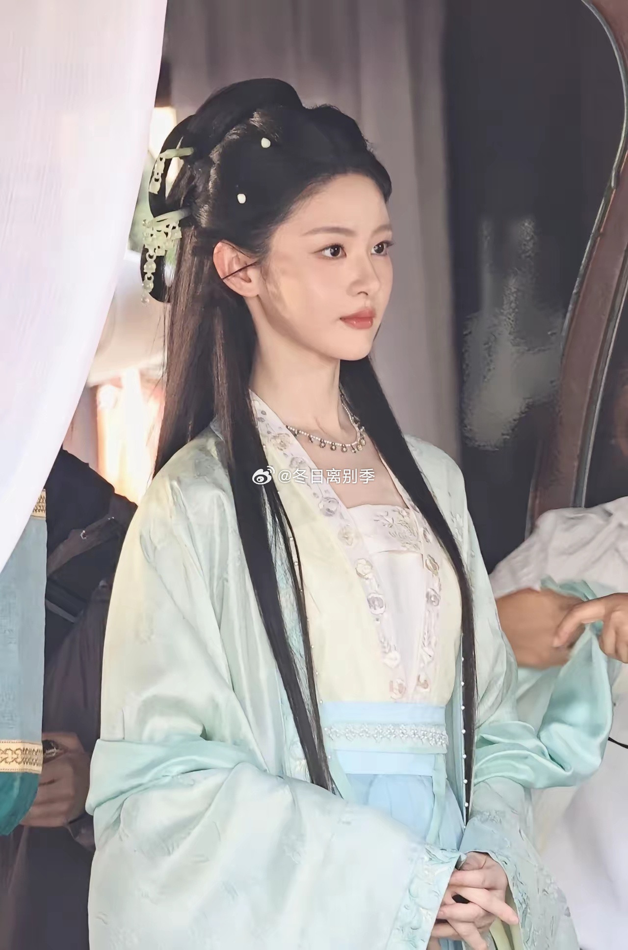 ？这居然是赵晴，漂亮了好多…感觉和为有暗香来时期完全不像了，上镜了好多，有女主相