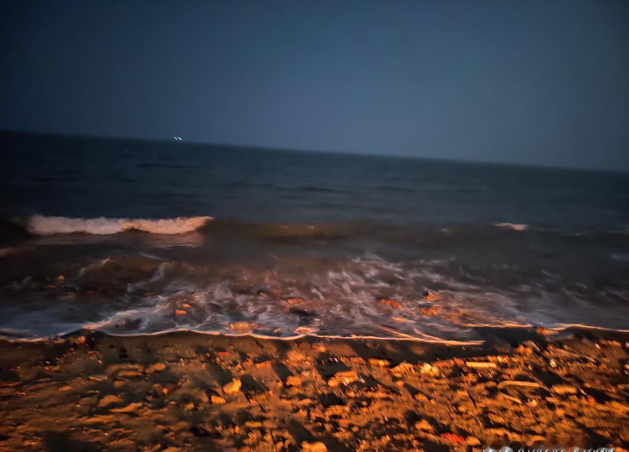 妈的，春天回暖，我从箱底扒拉出件十年前的羊绒大衣。藏蓝色，老款了，以为早就该扔