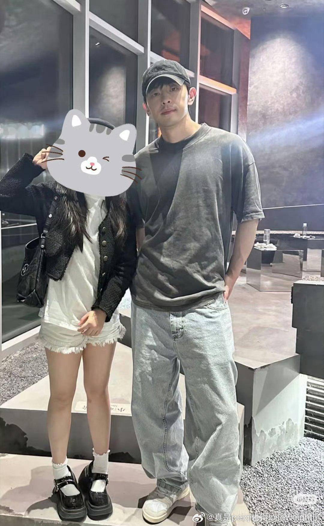 还好吧起码没发福底子就那样儿不能当明星了谁还往死里维护面部皮肤状态啊