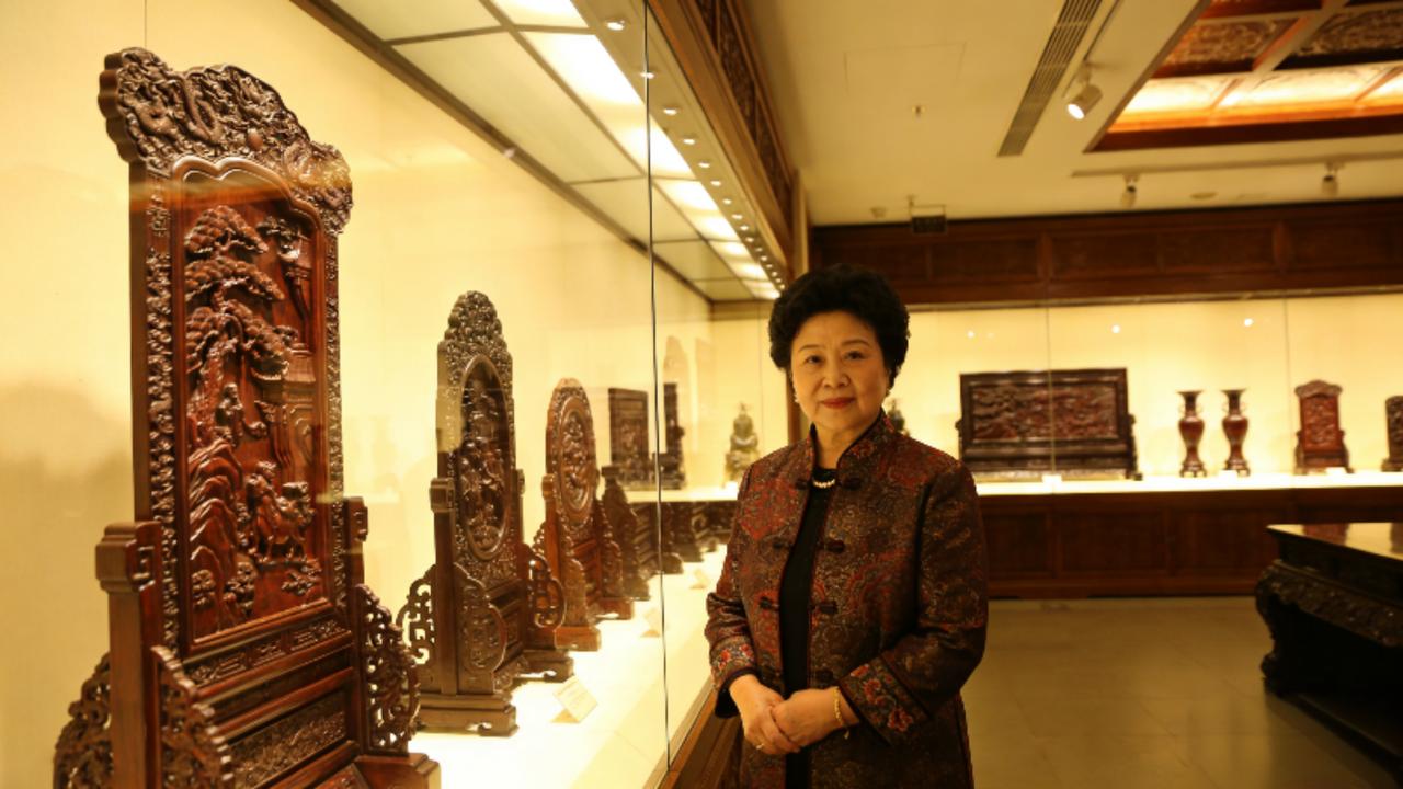 八宝山雨落送紫檀女王！陈丽华告别仪式众星云集，36年紫檀情成文化丰碑4月9