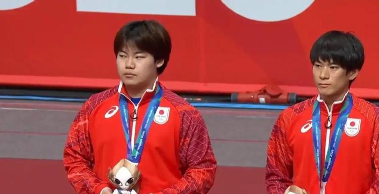 张本智和的父亲张本宇遭到了日本乒协的惩处，这也波及到了张本智和。在亚运会男双颁奖