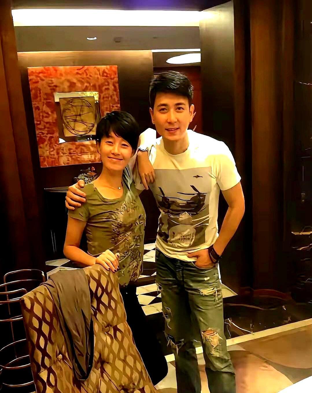 年轻时候的马伊琍眼睛小小的，看起来还挺灵动的。我翻出这张老照片，一眼就认