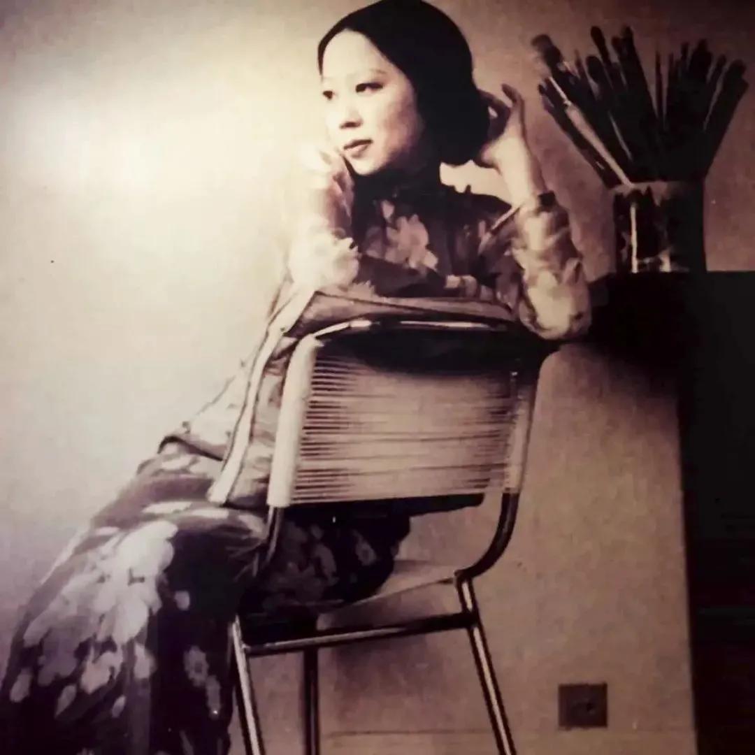 出身富裕家庭的女子立誓一辈子不结婚，全心投入艺术，可当她1928年一见到那位被誉