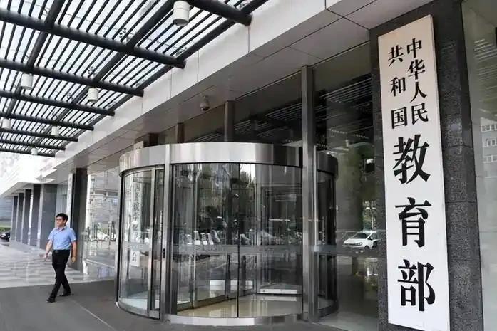 现在中小学老师评职称特别难。那些不站讲台的校长、教育局干部反而优先评，一线老师排