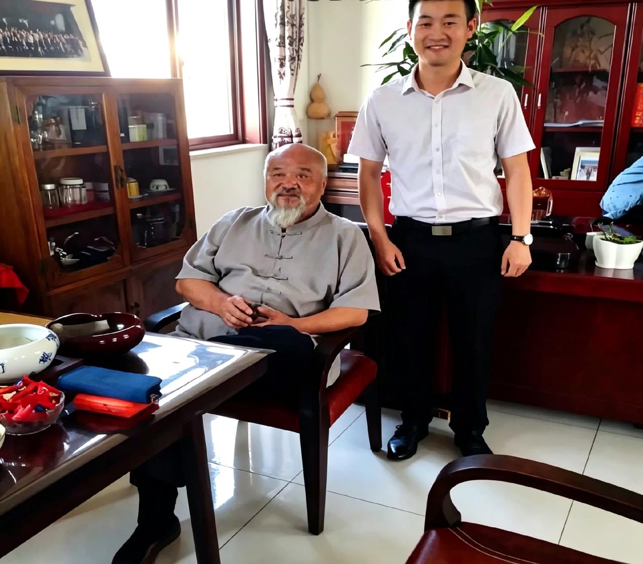 李琦老师家里真接地气。没豪华装修，红木柜子塞满茶壶，桌上摆着零食，旁边还挂着葫芦