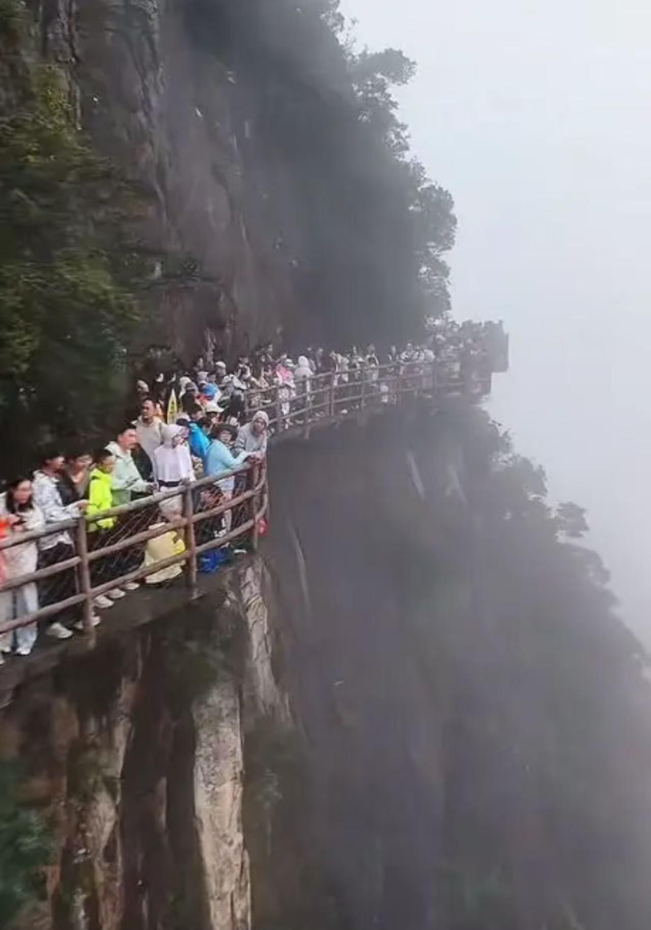 十一旅游旺季又要来了，但是这种地方就是免费让我去，我也不敢去……这么多人站在上面