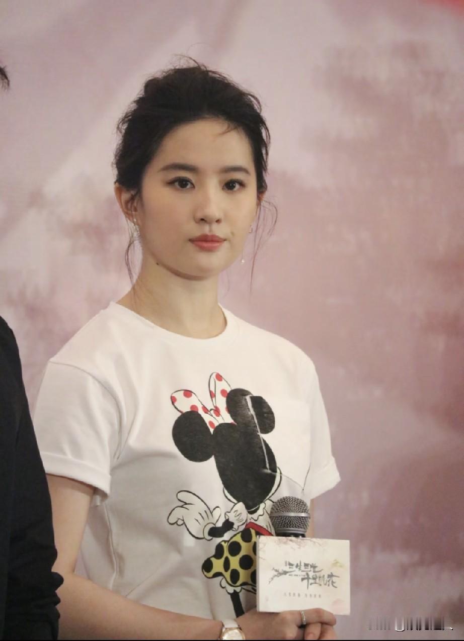 影视圈“地震”：宋佳没戏拍、刘亦菲900天未进组，但这恰恰是好事。这一年，娱