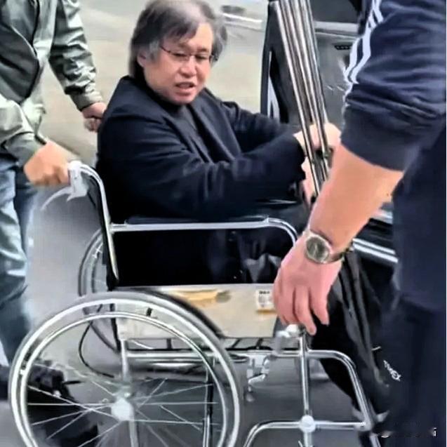 郑智化控诉深圳机场开飞机舱门升降平台车的工作人员给他使“绊子”，舱门与平台车25