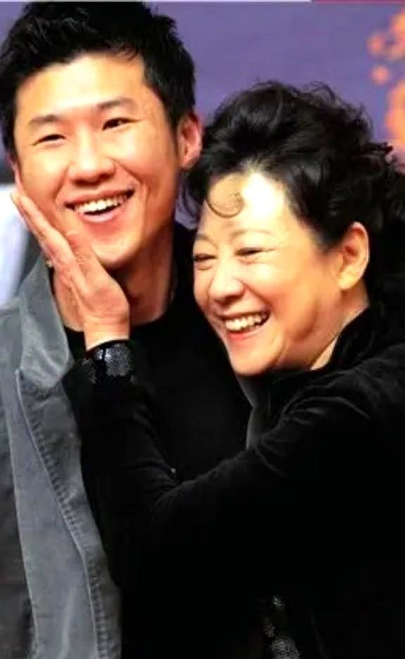 星二代王骁，竟被亲妈和导演当面说丑。他妈是著名演员王馥荔，看他180多斤的样