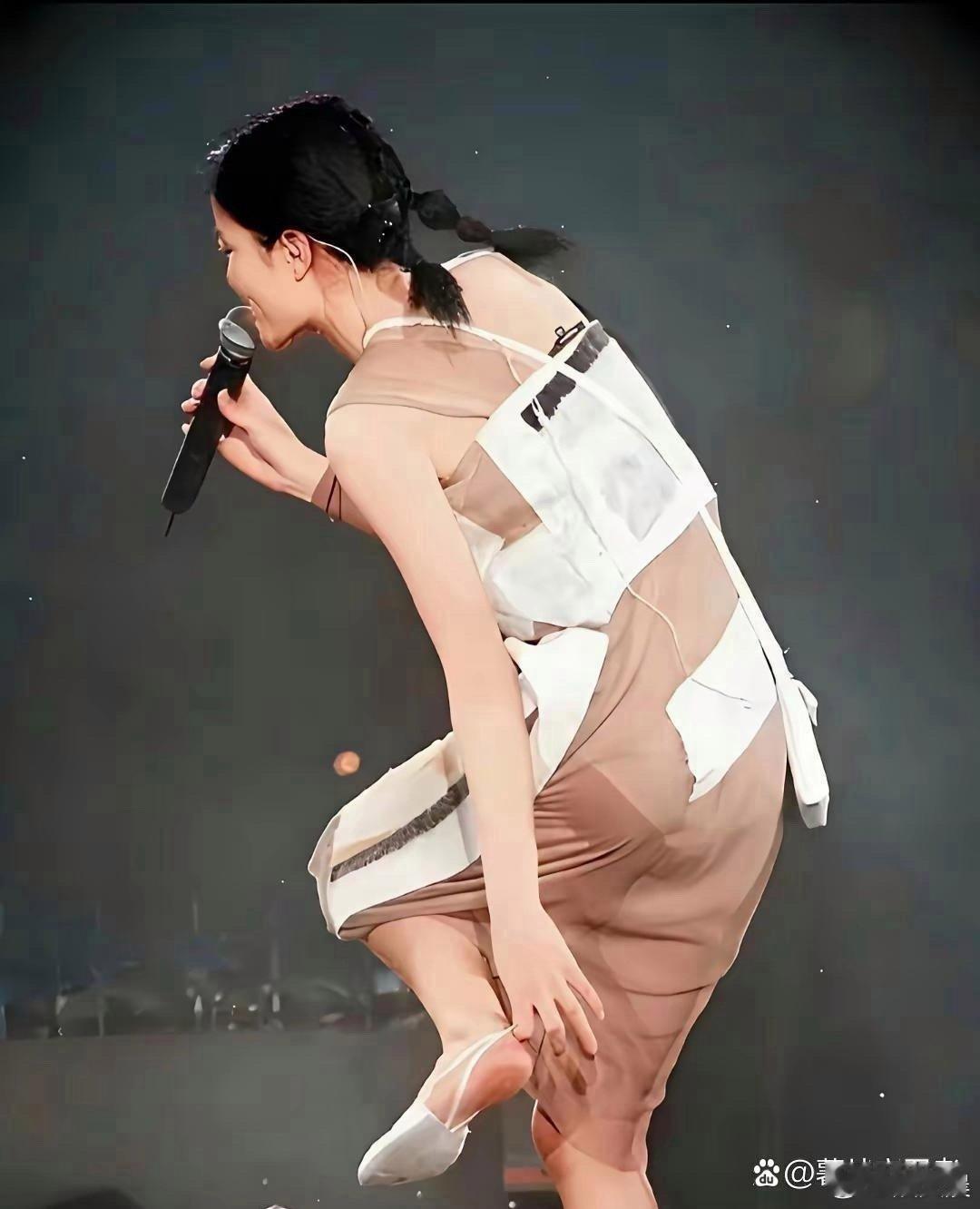 王菲真的太敢了！演唱会竟穿无底高跟鞋登台，天后的舞台气场直接拉满，就是莫名心疼她