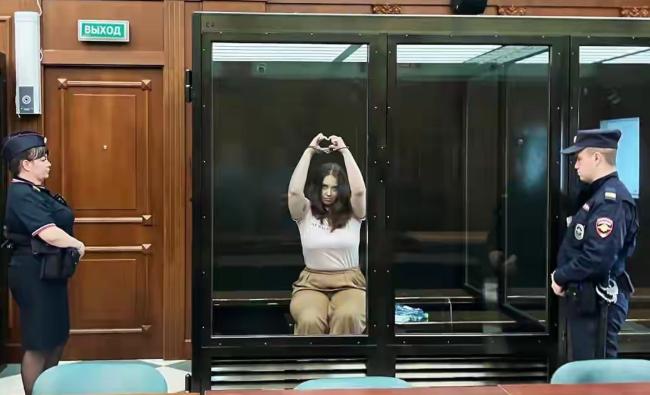 俄罗斯女记者向乌克兰汇款，被判叛国罪获刑12年，当场傻眼！7月29日，莫斯科市法