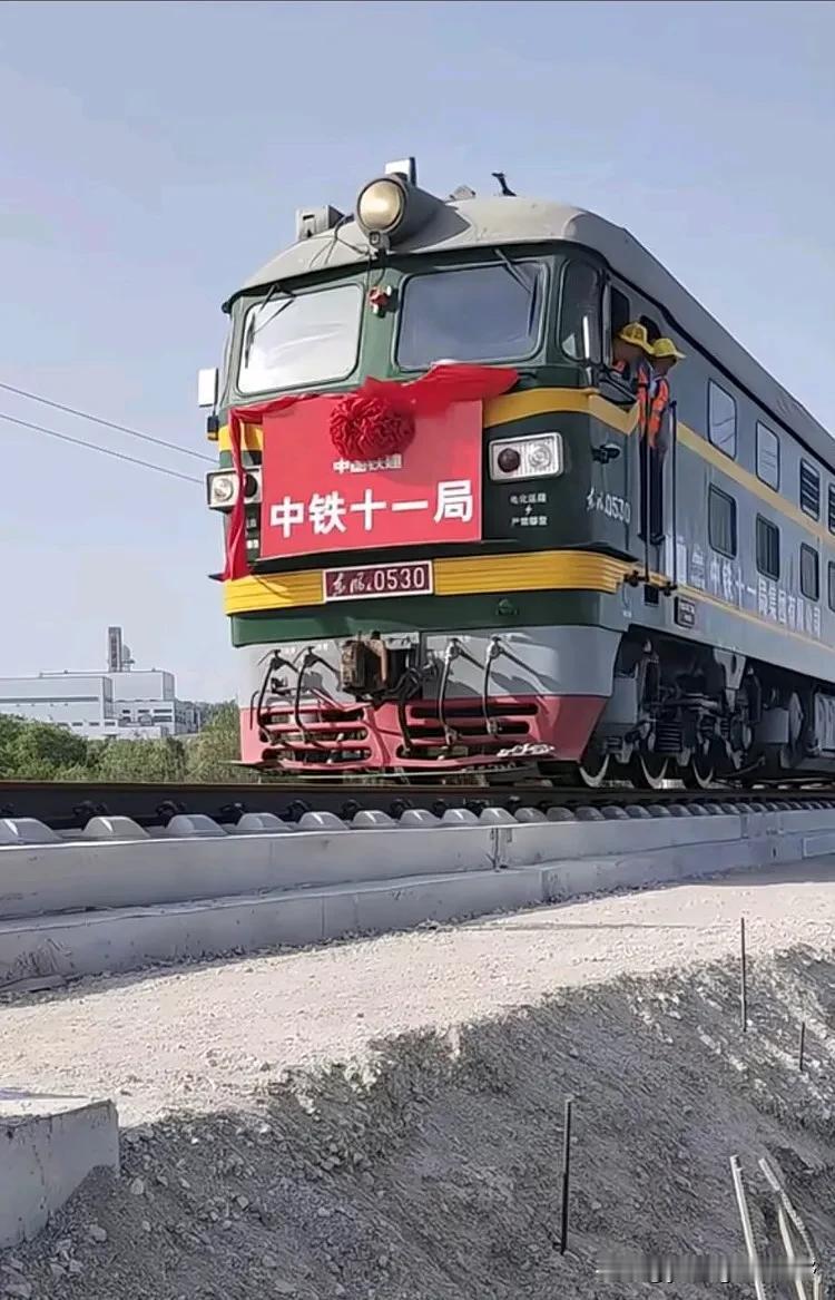 退役的内燃机车，继续转战其他战场。图中两台DF4B内燃机车，在退役之后退出了干线