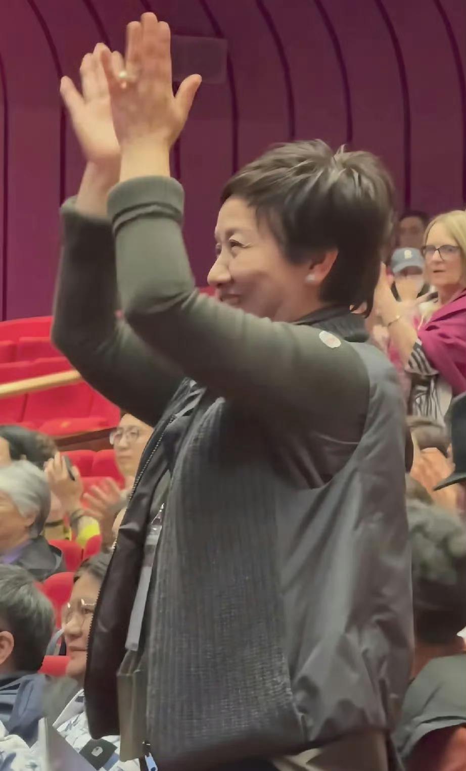 张国立：老婆，辛苦你啦。今晚这出戏，台前幕后乱糟糟的，多亏你在门口帮我招呼王刚他