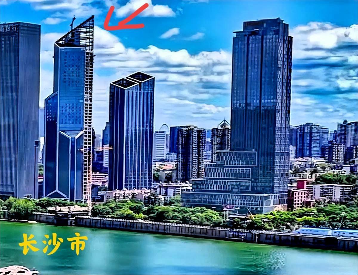 好长时间看到了长沙市区的这栋楼，就是划红标线箭头指的这栋，都没有装修好，难道是因