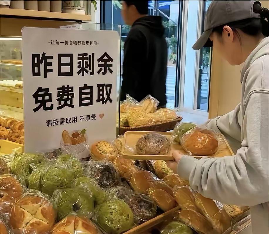 我家旁边有个面包店，有一天我七点多去买面包,橱柜里面面包就都没有了，我一看生意