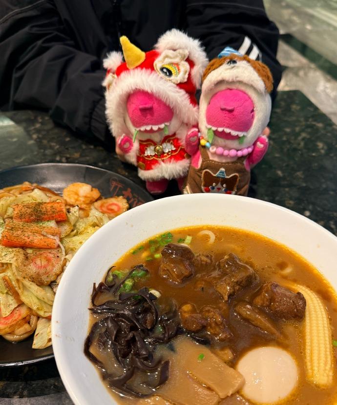 在中国碰到超赞的美食，咱们可不会干巴巴只说“好吃”，必须得来一段魔性的“哼哼哼～