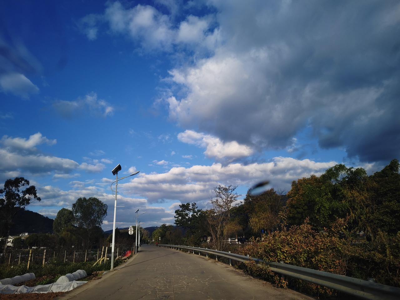 从石屏经团山古民居到达建水，总行程38公里。团山民居依山而建，古建筑群潜藏在古村