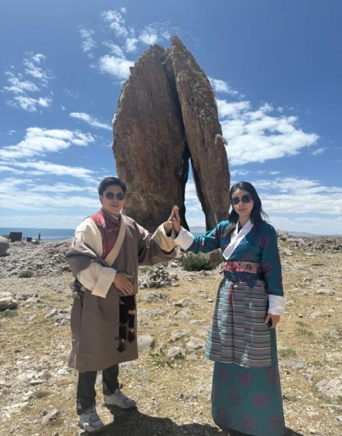 最近郭晶晶和霍启刚在纳木错旅行，两位都穿了当地的服饰，看上去像一对非常恩爱的情侣