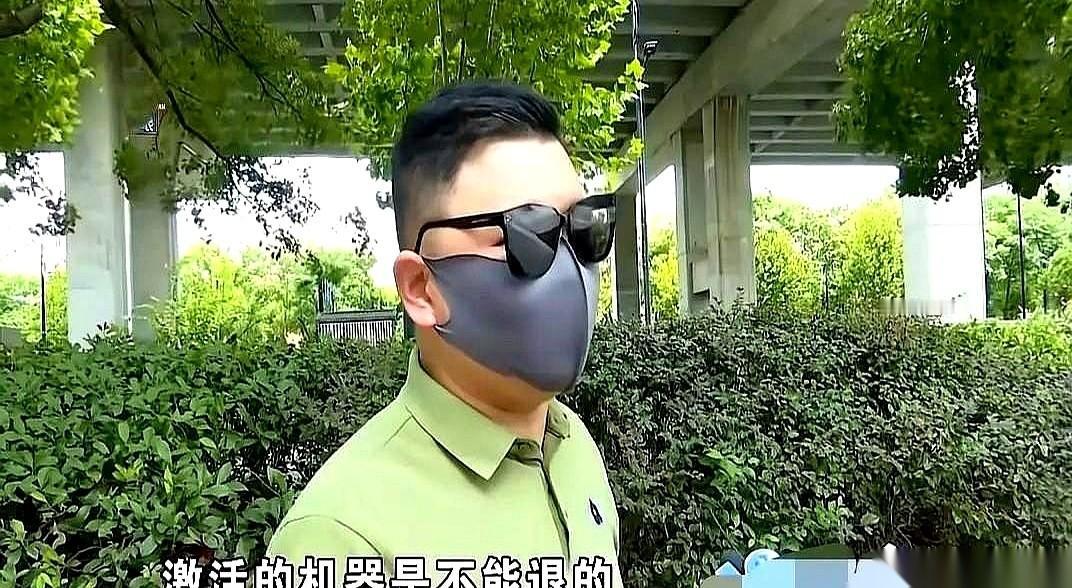杭州萧山的陈先生花8795元收到一台摄像头金属外圈掉漆的深蓝色苹果17Pro，